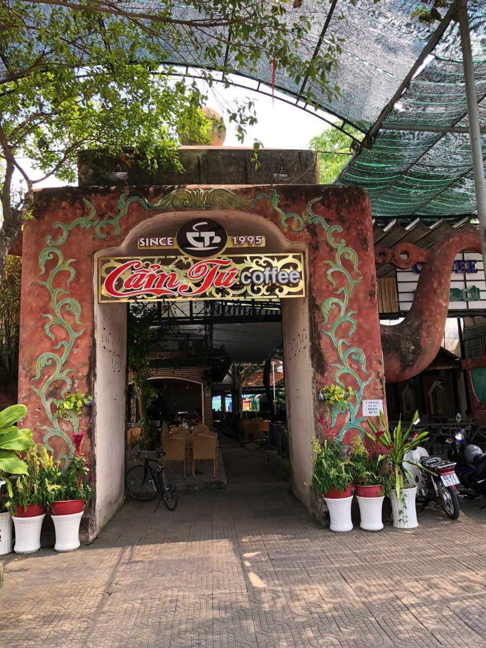 Quán Cà Phê Hồ Bơi Cẩm Tú